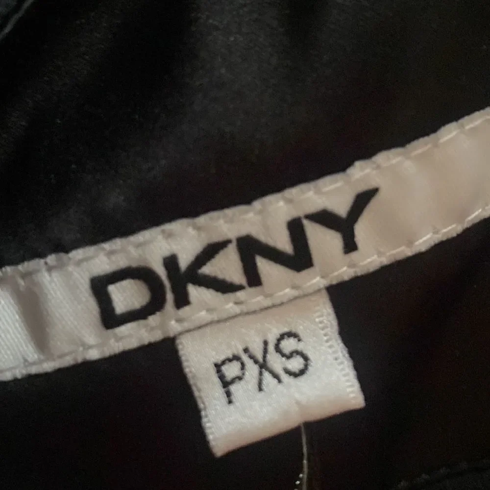 $300 DKNY Black puffer coat with faux fur XS Petite 🔥